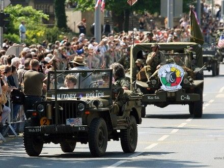 Convoy of Liberty 2009 - Tradiční kolona historických vojenských vozidel proběhla v letošním roce s osobní účastí příslušníků 2nd Sryker Cavalry Regiment, kteří do Plzně zavítali v rámci již 19. hvězdicové jízdy CONVOY OF REMEMBRANCE 1945. „Pattonovi duchové“, jak jim bylo za 2. světové války přezdíváno, se přímo podíleli na osvobozování západních Čech v dubnu a květnu roku 1945 a v letošním roce představili svoji současnou nejmodernější vojenskou techniku (2 obrněné vozy Stryker a 2 vozy Hummer).
Convoy of Liberty se jako každoročně setkal s neuvěřitelným zájmem diváků, kteří neprodyšně lemovali celou trasu projíždějící kolony. Po průjezdu Klatovskou třídou se kolona rozdělila a část vozů byla poté vystavena na náměstí Republiky a druhá část pak byla k vidění na scéně před Peklem.