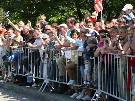Convoy of Liberty 2009 - Tradiční kolona historických vojenských vozidel proběhla v letošním roce s osobní účastí příslušníků 2nd Sryker Cavalry Regiment, kteří do Plzně zavítali v rámci již 19. hvězdicové jízdy CONVOY OF REMEMBRANCE 1945. „Pattonovi duchové“, jak jim bylo za 2. světové války přezdíváno, se přímo podíleli na osvobozování západních Čech v dubnu a květnu roku 1945 a v letošním roce představili svoji současnou nejmodernější vojenskou techniku (2 obrněné vozy Stryker a 2 vozy Hummer).
Convoy of Liberty se jako každoročně setkal s neuvěřitelným zájmem diváků, kteří neprodyšně lemovali celou trasu projíždějící kolony. Po průjezdu Klatovskou třídou se kolona rozdělila a část vozů byla poté vystavena na náměstí Republiky a druhá část pak byla k vidění na scéně před Peklem.