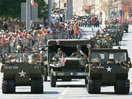 Convoy of Liberty 2009 - Tradiční kolona historických vojenských vozidel proběhla v letošním roce s osobní účastí příslušníků 2nd Sryker Cavalry Regiment, kteří do Plzně zavítali v rámci již 19. hvězdicové jízdy CONVOY OF REMEMBRANCE 1945. „Pattonovi duchové“, jak jim bylo za 2. světové války přezdíváno, se přímo podíleli na osvobozování západních Čech v dubnu a květnu roku 1945 a v letošním roce představili svoji současnou nejmodernější vojenskou techniku (2 obrněné vozy Stryker a 2 vozy Hummer).
Convoy of Liberty se jako každoročně setkal s neuvěřitelným zájmem diváků, kteří neprodyšně lemovali celou trasu projíždějící kolony. Po průjezdu Klatovskou třídou se kolona rozdělila a část vozů byla poté vystavena na náměstí Republiky a druhá část pak byla k vidění na scéně před Peklem.