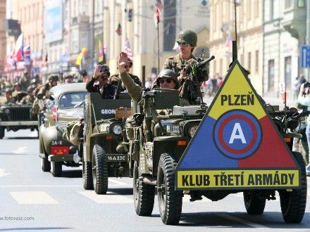 Convoy of Liberty 2009 - Tradiční kolona historických vojenských vozidel proběhla v letošním roce s osobní účastí příslušníků 2nd Sryker Cavalry Regiment, kteří do Plzně zavítali v rámci již 19. hvězdicové jízdy CONVOY OF REMEMBRANCE 1945. „Pattonovi duchové“, jak jim bylo za 2. světové války přezdíváno, se přímo podíleli na osvobozování západních Čech v dubnu a květnu roku 1945 a v letošním roce představili svoji současnou nejmodernější vojenskou techniku (2 obrněné vozy Stryker a 2 vozy Hummer).
Convoy of Liberty se jako každoročně setkal s neuvěřitelným zájmem diváků, kteří neprodyšně lemovali celou trasu projíždějící kolony. Po průjezdu Klatovskou třídou se kolona rozdělila a část vozů byla poté vystavena na náměstí Republiky a druhá část pak byla k vidění na scéně před Peklem.