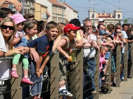 Convoy of Liberty 2009 - Tradiční kolona historických vojenských vozidel proběhla v letošním roce s osobní účastí příslušníků 2nd Sryker Cavalry Regiment, kteří do Plzně zavítali v rámci již 19. hvězdicové jízdy CONVOY OF REMEMBRANCE 1945. „Pattonovi duchové“, jak jim bylo za 2. světové války přezdíváno, se přímo podíleli na osvobozování západních Čech v dubnu a květnu roku 1945 a v letošním roce představili svoji současnou nejmodernější vojenskou techniku (2 obrněné vozy Stryker a 2 vozy Hummer).
Convoy of Liberty se jako každoročně setkal s neuvěřitelným zájmem diváků, kteří neprodyšně lemovali celou trasu projíždějící kolony. Po průjezdu Klatovskou třídou se kolona rozdělila a část vozů byla poté vystavena na náměstí Republiky a druhá část pak byla k vidění na scéně před Peklem.
