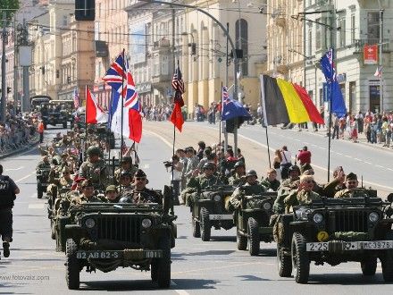 Convoy of Liberty 2009 - Tradiční kolona historických vojenských vozidel proběhla v letošním roce s osobní účastí příslušníků 2nd Sryker Cavalry Regiment, kteří do Plzně zavítali v rámci již 19. hvězdicové jízdy CONVOY OF REMEMBRANCE 1945. „Pattonovi duchové“, jak jim bylo za 2. světové války přezdíváno, se přímo podíleli na osvobozování západních Čech v dubnu a květnu roku 1945 a v letošním roce představili svoji současnou nejmodernější vojenskou techniku (2 obrněné vozy Stryker a 2 vozy Hummer).
Convoy of Liberty se jako každoročně setkal s neuvěřitelným zájmem diváků, kteří neprodyšně lemovali celou trasu projíždějící kolony. Po průjezdu Klatovskou třídou se kolona rozdělila a část vozů byla poté vystavena na náměstí Republiky a druhá část pak byla k vidění na scéně před Peklem.