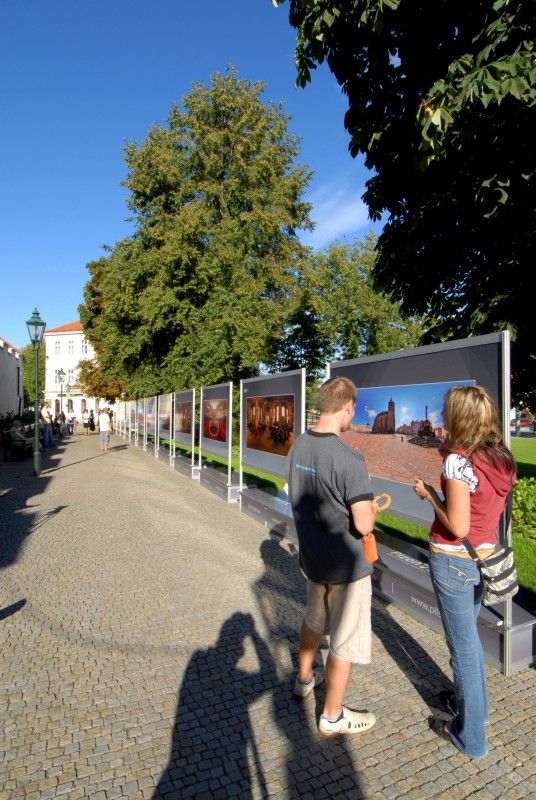 Výstava patnácti panoramatických fotografií, která prezentovala město Plzeň v prostorách pražské Vladštejnské zahrady, se přesunula do plzeňských Křižíkových sadů. Do 2. října si návštěvníci budou moci prohlédnout záběry přibližující město v úhlu 360° x 180°. Díky zajímavým prostorovým deformacím s prohnutými liniemi mají snímky zcela jinou realitu. Vernisáž výstavy, které se zúčastnil primátor Martin Baxa, se konala v pondělí 12. září.