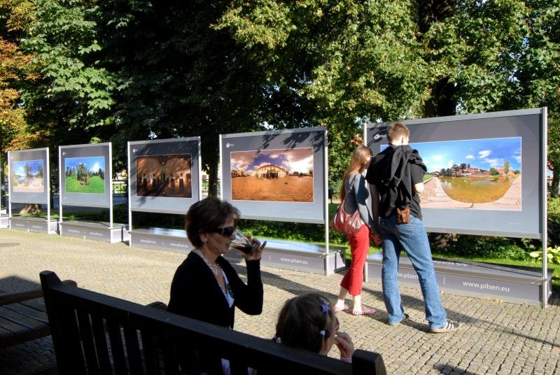 Výstava patnácti panoramatických fotografií, která prezentovala město Plzeň v prostorách pražské Vladštejnské zahrady, se přesunula do plzeňských Křižíkových sadů. Do 2. října si návštěvníci budou moci prohlédnout záběry přibližující město v úhlu 360° x 180°. Díky zajímavým prostorovým deformacím s prohnutými liniemi mají snímky zcela jinou realitu. Vernisáž výstavy, které se zúčastnil primátor Martin Baxa, se konala v pondělí 12. září.