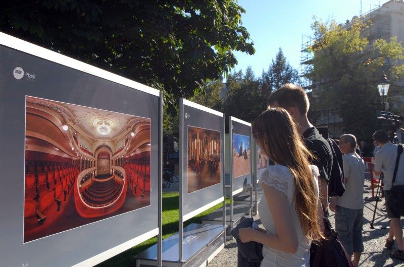 Výstava patnácti panoramatických fotografií, která prezentovala město Plzeň v prostorách pražské Vladštejnské zahrady, se přesunula do plzeňských Křižíkových sadů. Do 2. října si návštěvníci budou moci prohlédnout záběry přibližující město v úhlu 360° x 180°. Díky zajímavým prostorovým deformacím s prohnutými liniemi mají snímky zcela jinou realitu. Vernisáž výstavy, které se zúčastnil primátor Martin Baxa, se konala v pondělí 12. září.