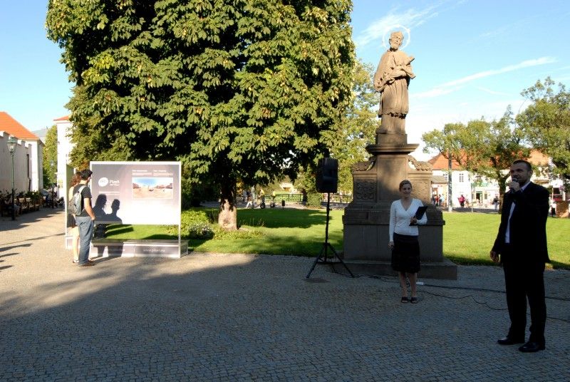Výstava patnácti panoramatických fotografií, která prezentovala město Plzeň v prostorách pražské Vladštejnské zahrady, se přesunula do plzeňských Křižíkových sadů. Do 2. října si návštěvníci budou moci prohlédnout záběry přibližující město v úhlu 360° x 180°. Díky zajímavým prostorovým deformacím s prohnutými liniemi mají snímky zcela jinou realitu. Vernisáž výstavy, které se zúčastnil primátor Martin Baxa, se konala v pondělí 12. září.