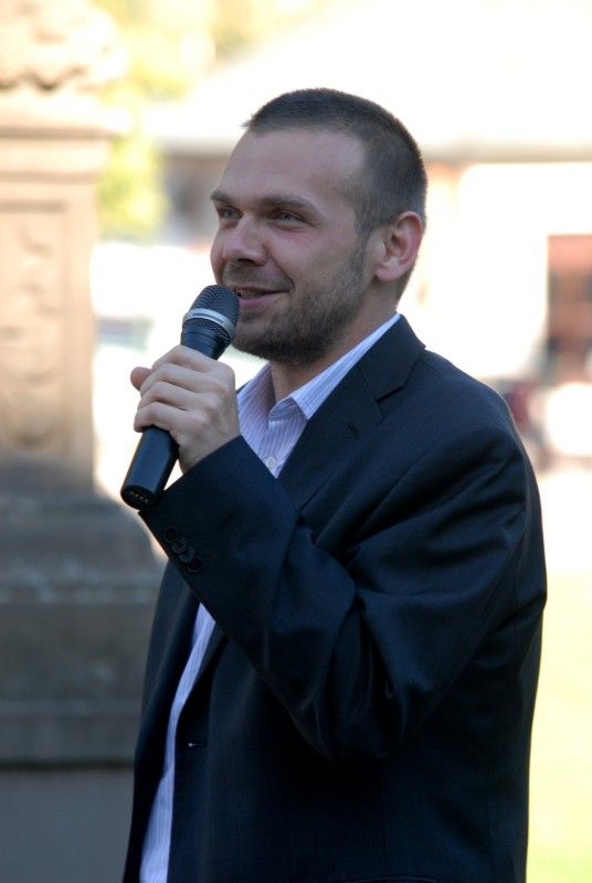 Výstava patnácti panoramatických fotografií, která prezentovala město Plzeň v prostorách pražské Vladštejnské zahrady, se přesunula do plzeňských Křižíkových sadů. Do 2. října si návštěvníci budou moci prohlédnout záběry přibližující město v úhlu 360° x 180°. Díky zajímavým prostorovým deformacím s prohnutými liniemi mají snímky zcela jinou realitu. Vernisáž výstavy, které se zúčastnil primátor Martin Baxa, se konala v pondělí 12. září.