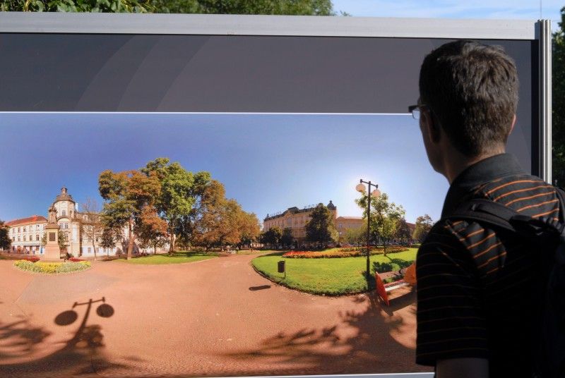 Výstava patnácti panoramatických fotografií, která prezentovala město Plzeň v prostorách pražské Vladštejnské zahrady, se přesunula do plzeňských Křižíkových sadů. Do 2. října si návštěvníci budou moci prohlédnout záběry přibližující město v úhlu 360° x 180°. Díky zajímavým prostorovým deformacím s prohnutými liniemi mají snímky zcela jinou realitu. Vernisáž výstavy, které se zúčastnil primátor Martin Baxa, se konala v pondělí 12. září.
