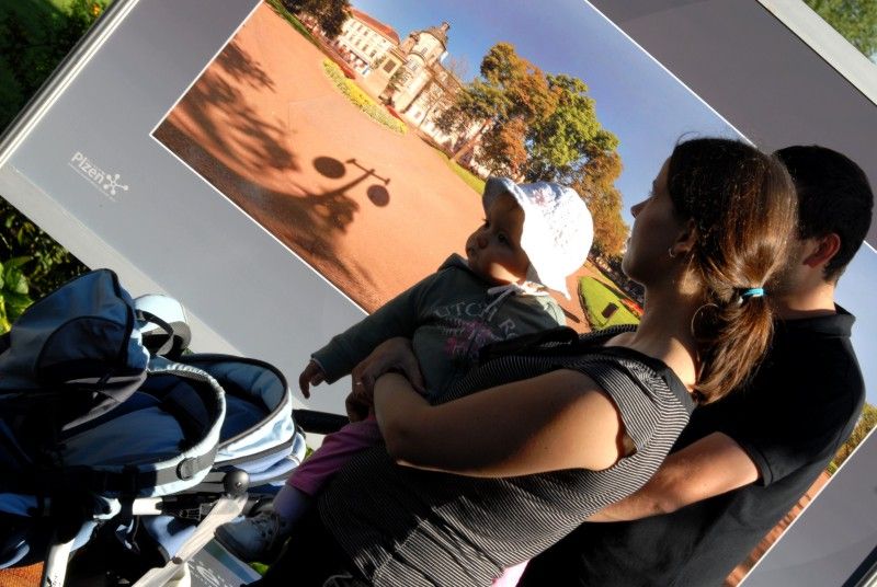 Výstava patnácti panoramatických fotografií, která prezentovala město Plzeň v prostorách pražské Vladštejnské zahrady, se přesunula do plzeňských Křižíkových sadů. Do 2. října si návštěvníci budou moci prohlédnout záběry přibližující město v úhlu 360° x 180°. Díky zajímavým prostorovým deformacím s prohnutými liniemi mají snímky zcela jinou realitu. Vernisáž výstavy, které se zúčastnil primátor Martin Baxa, se konala v pondělí 12. září.