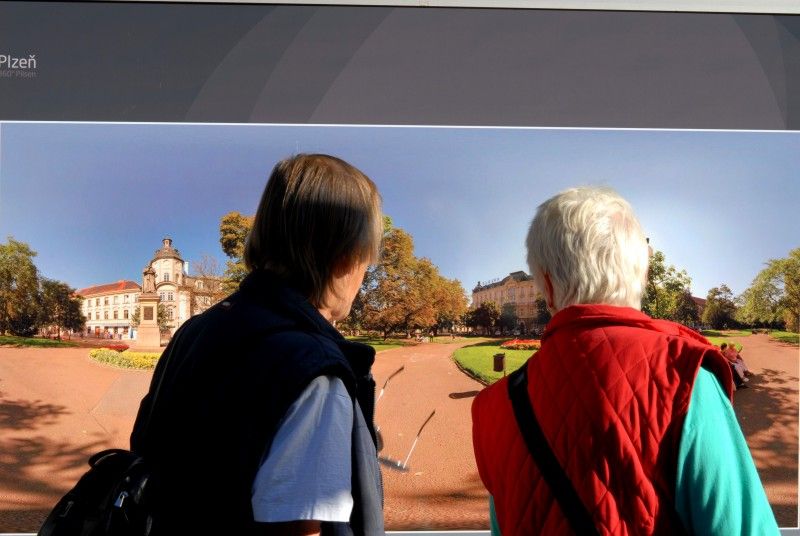 Výstava patnácti panoramatických fotografií, která prezentovala město Plzeň v prostorách pražské Vladštejnské zahrady, se přesunula do plzeňských Křižíkových sadů. Do 2. října si návštěvníci budou moci prohlédnout záběry přibližující město v úhlu 360° x 180°. Díky zajímavým prostorovým deformacím s prohnutými liniemi mají snímky zcela jinou realitu. Vernisáž výstavy, které se zúčastnil primátor Martin Baxa, se konala v pondělí 12. září.