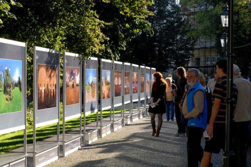 Výstava patnácti panoramatických fotografií, která prezentovala město Plzeň v prostorách pražské Vladštejnské zahrady, se přesunula do plzeňských Křižíkových sadů. Do 2. října si návštěvníci budou moci prohlédnout záběry přibližující město v úhlu 360° x 180°. Díky zajímavým prostorovým deformacím s prohnutými liniemi mají snímky zcela jinou realitu. Vernisáž výstavy, které se zúčastnil primátor Martin Baxa, se konala v pondělí 12. září.