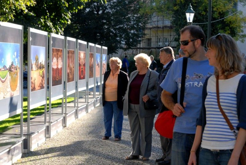 Výstava patnácti panoramatických fotografií, která prezentovala město Plzeň v prostorách pražské Vladštejnské zahrady, se přesunula do plzeňských Křižíkových sadů. Do 2. října si návštěvníci budou moci prohlédnout záběry přibližující město v úhlu 360° x 180°. Díky zajímavým prostorovým deformacím s prohnutými liniemi mají snímky zcela jinou realitu. Vernisáž výstavy, které se zúčastnil primátor Martin Baxa, se konala v pondělí 12. září.