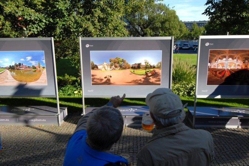 Výstava patnácti panoramatických fotografií, která prezentovala město Plzeň v prostorách pražské Vladštejnské zahrady, se přesunula do plzeňských Křižíkových sadů. Do 2. října si návštěvníci budou moci prohlédnout záběry přibližující město v úhlu 360° x 180°. Díky zajímavým prostorovým deformacím s prohnutými liniemi mají snímky zcela jinou realitu. Vernisáž výstavy, které se zúčastnil primátor Martin Baxa, se konala v pondělí 12. září.