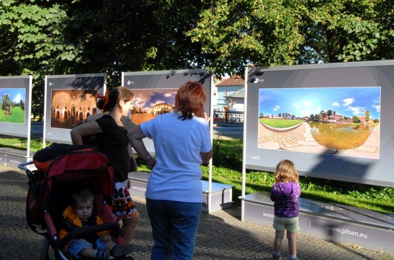 Výstava patnácti panoramatických fotografií, která prezentovala město Plzeň v prostorách pražské Vladštejnské zahrady, se přesunula do plzeňských Křižíkových sadů. Do 2. října si návštěvníci budou moci prohlédnout záběry přibližující město v úhlu 360° x 180°. Díky zajímavým prostorovým deformacím s prohnutými liniemi mají snímky zcela jinou realitu. Vernisáž výstavy, které se zúčastnil primátor Martin Baxa, se konala v pondělí 12. září.