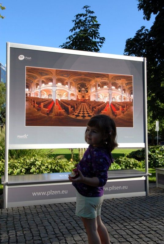 Výstava patnácti panoramatických fotografií, která prezentovala město Plzeň v prostorách pražské Vladštejnské zahrady, se přesunula do plzeňských Křižíkových sadů. Do 2. října si návštěvníci budou moci prohlédnout záběry přibližující město v úhlu 360° x 180°. Díky zajímavým prostorovým deformacím s prohnutými liniemi mají snímky zcela jinou realitu. Vernisáž výstavy, které se zúčastnil primátor Martin Baxa, se konala v pondělí 12. září.