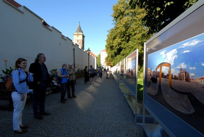 Výstava patnácti panoramatických fotografií, která prezentovala město Plzeň v prostorách pražské Vladštejnské zahrady, se přesunula do plzeňských Křižíkových sadů. Do 2. října si návštěvníci budou moci prohlédnout záběry přibližující město v úhlu 360° x 180°. Díky zajímavým prostorovým deformacím s prohnutými liniemi mají snímky zcela jinou realitu. Vernisáž výstavy, které se zúčastnil primátor Martin Baxa, se konala v pondělí 12. září.