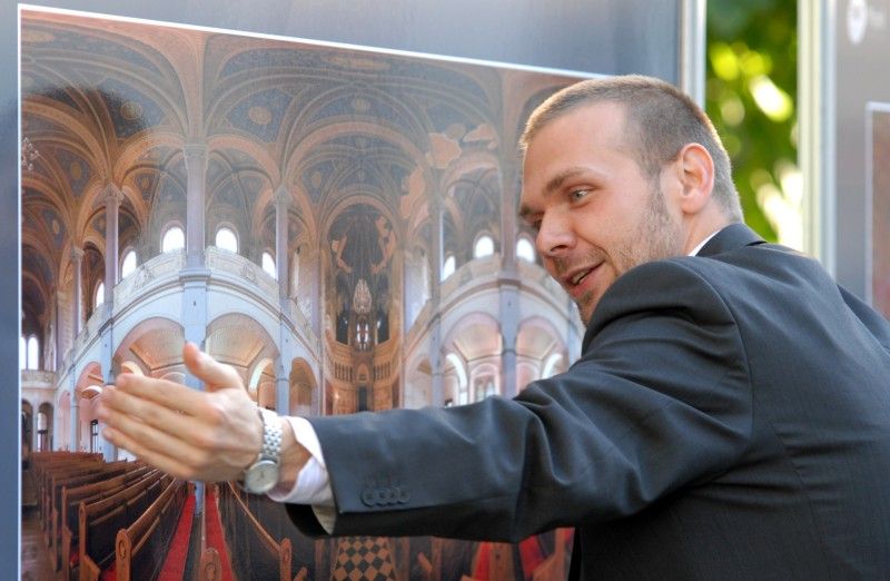 Výstava patnácti panoramatických fotografií, která prezentovala město Plzeň v prostorách pražské Vladštejnské zahrady, se přesunula do plzeňských Křižíkových sadů. Do 2. října si návštěvníci budou moci prohlédnout záběry přibližující město v úhlu 360° x 180°. Díky zajímavým prostorovým deformacím s prohnutými liniemi mají snímky zcela jinou realitu. Vernisáž výstavy, které se zúčastnil primátor Martin Baxa, se konala v pondělí 12. září.