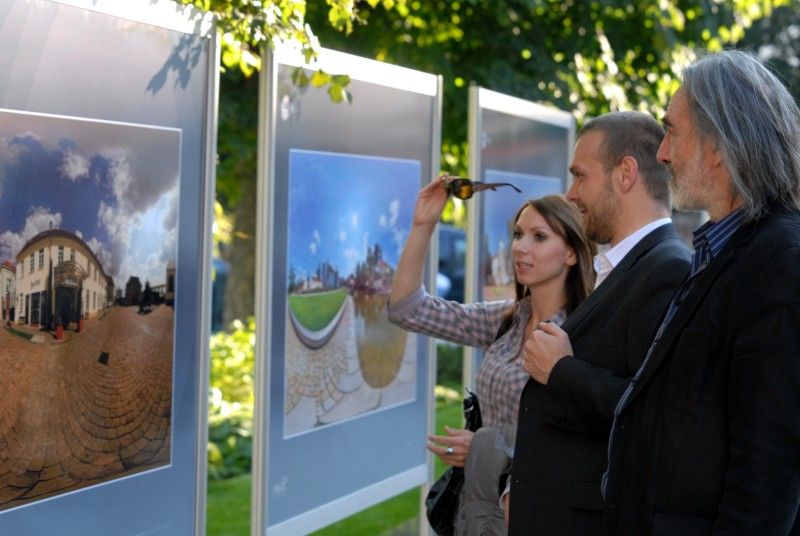 Výstava patnácti panoramatických fotografií, která prezentovala město Plzeň v prostorách pražské Vladštejnské zahrady, se přesunula do plzeňských Křižíkových sadů. Do 2. října si návštěvníci budou moci prohlédnout záběry přibližující město v úhlu 360° x 180°. Díky zajímavým prostorovým deformacím s prohnutými liniemi mají snímky zcela jinou realitu. Vernisáž výstavy, které se zúčastnil primátor Martin Baxa, se konala v pondělí 12. září.