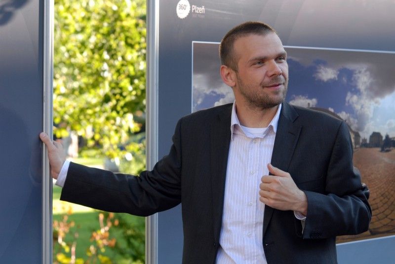 Výstava patnácti panoramatických fotografií, která prezentovala město Plzeň v prostorách pražské Vladštejnské zahrady, se přesunula do plzeňských Křižíkových sadů. Do 2. října si návštěvníci budou moci prohlédnout záběry přibližující město v úhlu 360° x 180°. Díky zajímavým prostorovým deformacím s prohnutými liniemi mají snímky zcela jinou realitu. Vernisáž výstavy, které se zúčastnil primátor Martin Baxa, se konala v pondělí 12. září.