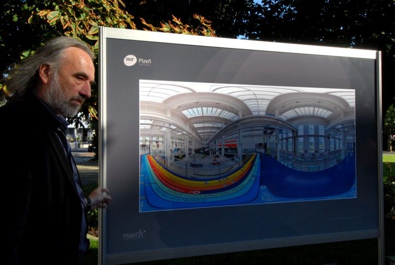 Výstava patnácti panoramatických fotografií, která prezentovala město Plzeň v prostorách pražské Vladštejnské zahrady, se přesunula do plzeňských Křižíkových sadů. Do 2. října si návštěvníci budou moci prohlédnout záběry přibližující město v úhlu 360° x 180°. Díky zajímavým prostorovým deformacím s prohnutými liniemi mají snímky zcela jinou realitu. Vernisáž výstavy, které se zúčastnil primátor Martin Baxa, se konala v pondělí 12. září.