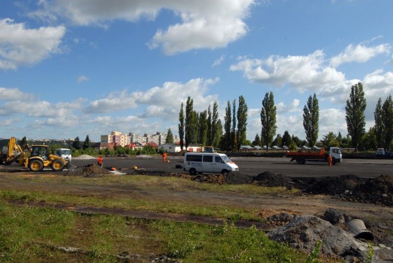 Pokud budou klimatické podmínky nadále příznivé, podaří se firmě SWIETELSKY stavební s.r.o. běžecký ovál s osmi drahami dostavět v polovině listopadu. Takovou informaci dnes (14.9.2011) získal primátor Martin Baxa při návštěvě staveniště ve Skvrňanech, kde vzniká atletický areál. Právě I. etapa počítá s výstavbou čtyři sta metrů dlouhého oválu s tartanovým povrchem. Druhá etapa je ve fázi projektové přípravy a vznikne při ní tribuna se zázemím pro atlety, tunel pro trénování v zimě a parkoviště.

Finanční náklady na I. etapu jsou odhadnuty bezmála na 22,5 milionu korun. Celý areál by měl být dokončen v roce 2013. Město na něj vyčlenilo celkovou částku ve výši 67 milionů korun.