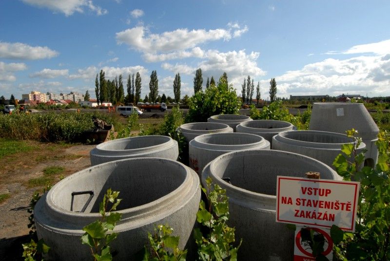 Pokud budou klimatické podmínky nadále příznivé, podaří se firmě SWIETELSKY stavební s.r.o. běžecký ovál s osmi drahami dostavět v polovině listopadu. Takovou informaci dnes (14.9.2011) získal primátor Martin Baxa při návštěvě staveniště ve Skvrňanech, kde vzniká atletický areál. Právě I. etapa počítá s výstavbou čtyři sta metrů dlouhého oválu s tartanovým povrchem. Druhá etapa je ve fázi projektové přípravy a vznikne při ní tribuna se zázemím pro atlety, tunel pro trénování v zimě a parkoviště.

Finanční náklady na I. etapu jsou odhadnuty bezmála na 22,5 milionu korun. Celý areál by měl být dokončen v roce 2013. Město na něj vyčlenilo celkovou částku ve výši 67 milionů korun.