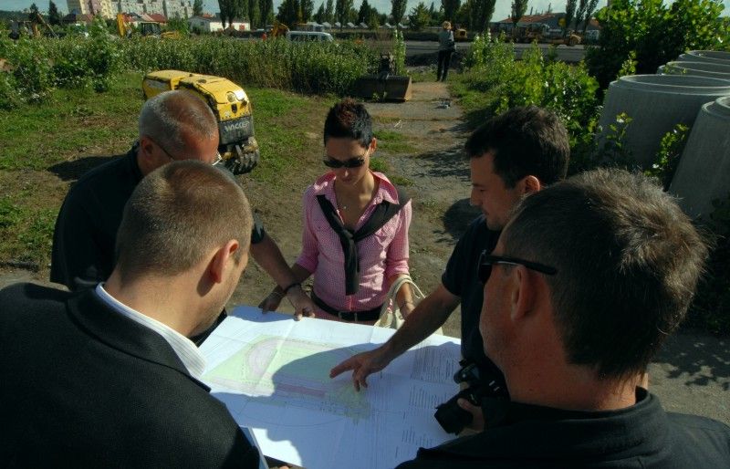 Pokud budou klimatické podmínky nadále příznivé, podaří se firmě SWIETELSKY stavební s.r.o. běžecký ovál s osmi drahami dostavět v polovině listopadu. Takovou informaci dnes (14.9.2011) získal primátor Martin Baxa při návštěvě staveniště ve Skvrňanech, kde vzniká atletický areál. Právě I. etapa počítá s výstavbou čtyři sta metrů dlouhého oválu s tartanovým povrchem. Druhá etapa je ve fázi projektové přípravy a vznikne při ní tribuna se zázemím pro atlety, tunel pro trénování v zimě a parkoviště.

Finanční náklady na I. etapu jsou odhadnuty bezmála na 22,5 milionu korun. Celý areál by měl být dokončen v roce 2013. Město na něj vyčlenilo celkovou částku ve výši 67 milionů korun.