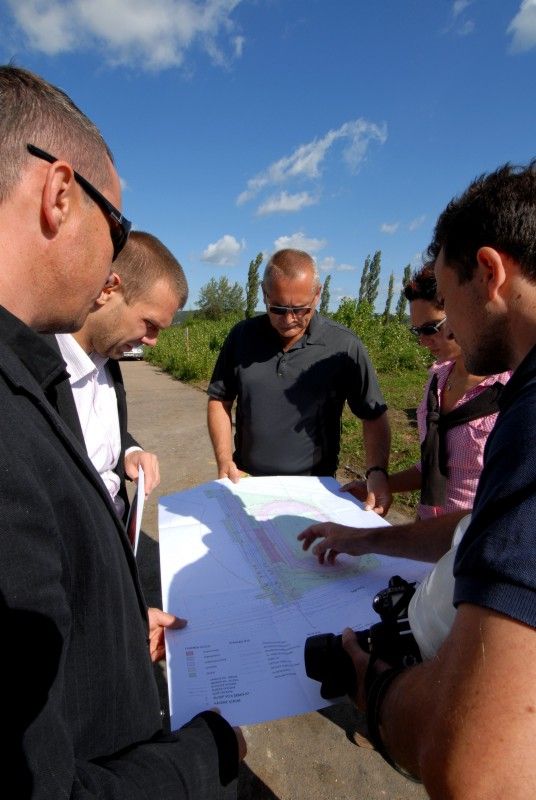 Pokud budou klimatické podmínky nadále příznivé, podaří se firmě SWIETELSKY stavební s.r.o. běžecký ovál s osmi drahami dostavět v polovině listopadu. Takovou informaci dnes (14.9.2011) získal primátor Martin Baxa při návštěvě staveniště ve Skvrňanech, kde vzniká atletický areál. Právě I. etapa počítá s výstavbou čtyři sta metrů dlouhého oválu s tartanovým povrchem. Druhá etapa je ve fázi projektové přípravy a vznikne při ní tribuna se zázemím pro atlety, tunel pro trénování v zimě a parkoviště.

Finanční náklady na I. etapu jsou odhadnuty bezmála na 22,5 milionu korun. Celý areál by měl být dokončen v roce 2013. Město na něj vyčlenilo celkovou částku ve výši 67 milionů korun.