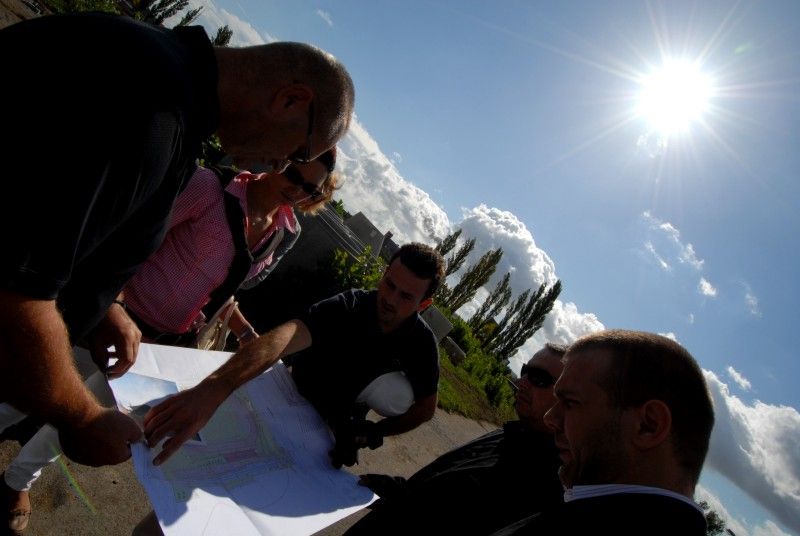 Pokud budou klimatické podmínky nadále příznivé, podaří se firmě SWIETELSKY stavební s.r.o. běžecký ovál s osmi drahami dostavět v polovině listopadu. Takovou informaci dnes (14.9.2011) získal primátor Martin Baxa při návštěvě staveniště ve Skvrňanech, kde vzniká atletický areál. Právě I. etapa počítá s výstavbou čtyři sta metrů dlouhého oválu s tartanovým povrchem. Druhá etapa je ve fázi projektové přípravy a vznikne při ní tribuna se zázemím pro atlety, tunel pro trénování v zimě a parkoviště.

Finanční náklady na I. etapu jsou odhadnuty bezmála na 22,5 milionu korun. Celý areál by měl být dokončen v roce 2013. Město na něj vyčlenilo celkovou částku ve výši 67 milionů korun.