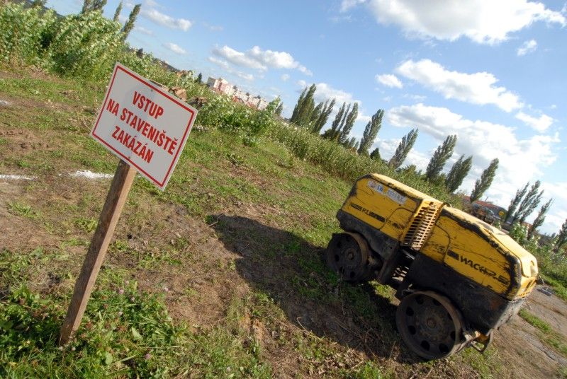Pokud budou klimatické podmínky nadále příznivé, podaří se firmě SWIETELSKY stavební s.r.o. běžecký ovál s osmi drahami dostavět v polovině listopadu. Takovou informaci dnes (14.9.2011) získal primátor Martin Baxa při návštěvě staveniště ve Skvrňanech, kde vzniká atletický areál. Právě I. etapa počítá s výstavbou čtyři sta metrů dlouhého oválu s tartanovým povrchem. Druhá etapa je ve fázi projektové přípravy a vznikne při ní tribuna se zázemím pro atlety, tunel pro trénování v zimě a parkoviště.

Finanční náklady na I. etapu jsou odhadnuty bezmála na 22,5 milionu korun. Celý areál by měl být dokončen v roce 2013. Město na něj vyčlenilo celkovou částku ve výši 67 milionů korun.