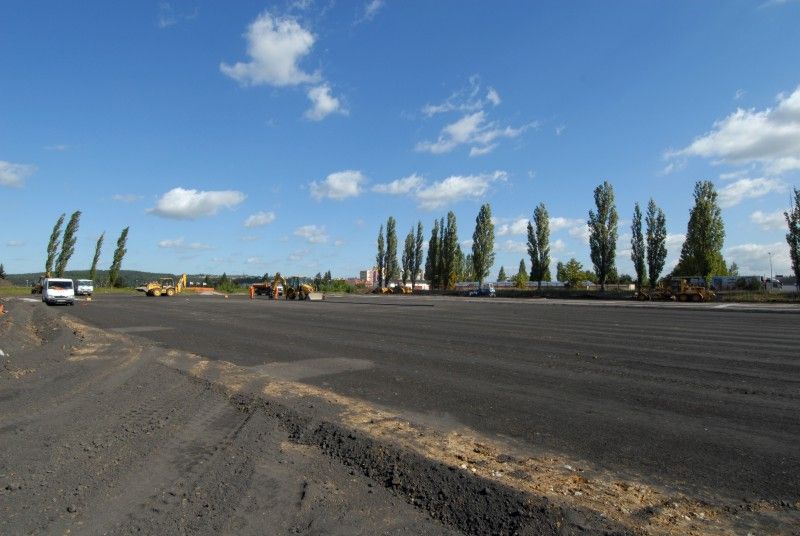 Výstavba atletického stadionu pokračuje
