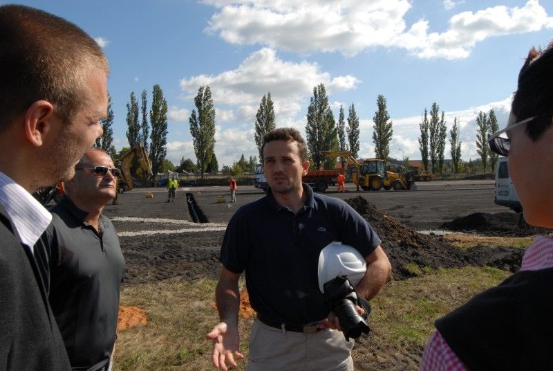 Pokud budou klimatické podmínky nadále příznivé, podaří se firmě SWIETELSKY stavební s.r.o. běžecký ovál s osmi drahami dostavět v polovině listopadu. Takovou informaci dnes (14.9.2011) získal primátor Martin Baxa při návštěvě staveniště ve Skvrňanech, kde vzniká atletický areál. Právě I. etapa počítá s výstavbou čtyři sta metrů dlouhého oválu s tartanovým povrchem. Druhá etapa je ve fázi projektové přípravy a vznikne při ní tribuna se zázemím pro atlety, tunel pro trénování v zimě a parkoviště.

Finanční náklady na I. etapu jsou odhadnuty bezmála na 22,5 milionu korun. Celý areál by měl být dokončen v roce 2013. Město na něj vyčlenilo celkovou částku ve výši 67 milionů korun.
