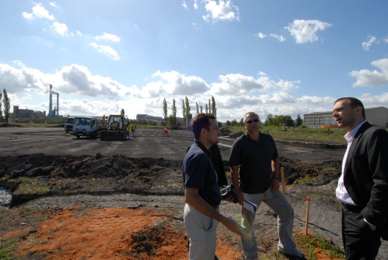 Pokud budou klimatické podmínky nadále příznivé, podaří se firmě SWIETELSKY stavební s.r.o. běžecký ovál s osmi drahami dostavět v polovině listopadu. Takovou informaci dnes (14.9.2011) získal primátor Martin Baxa při návštěvě staveniště ve Skvrňanech, kde vzniká atletický areál. Právě I. etapa počítá s výstavbou čtyři sta metrů dlouhého oválu s tartanovým povrchem. Druhá etapa je ve fázi projektové přípravy a vznikne při ní tribuna se zázemím pro atlety, tunel pro trénování v zimě a parkoviště.

Finanční náklady na I. etapu jsou odhadnuty bezmála na 22,5 milionu korun. Celý areál by měl být dokončen v roce 2013. Město na něj vyčlenilo celkovou částku ve výši 67 milionů korun.