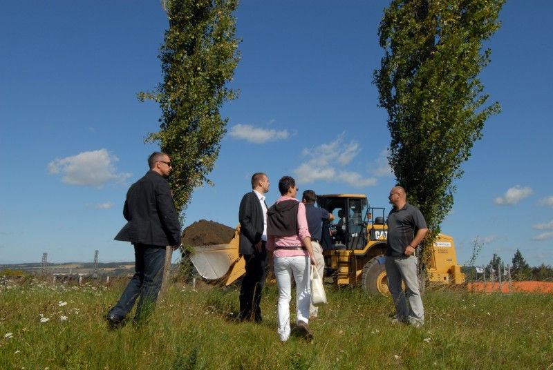 Pokud budou klimatické podmínky nadále příznivé, podaří se firmě SWIETELSKY stavební s.r.o. běžecký ovál s osmi drahami dostavět v polovině listopadu. Takovou informaci dnes (14.9.2011) získal primátor Martin Baxa při návštěvě staveniště ve Skvrňanech, kde vzniká atletický areál. Právě I. etapa počítá s výstavbou čtyři sta metrů dlouhého oválu s tartanovým povrchem. Druhá etapa je ve fázi projektové přípravy a vznikne při ní tribuna se zázemím pro atlety, tunel pro trénování v zimě a parkoviště.

Finanční náklady na I. etapu jsou odhadnuty bezmála na 22,5 milionu korun. Celý areál by měl být dokončen v roce 2013. Město na něj vyčlenilo celkovou částku ve výši 67 milionů korun.