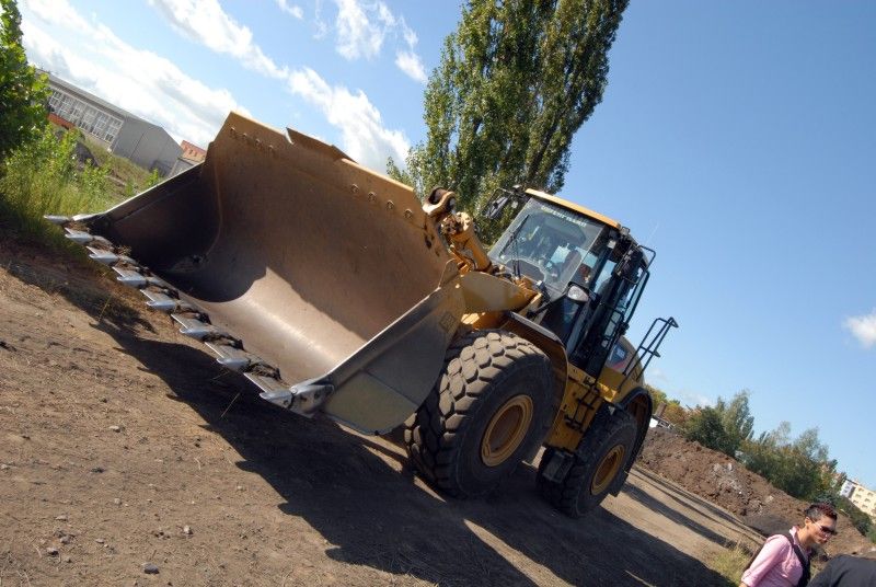 Pokud budou klimatické podmínky nadále příznivé, podaří se firmě SWIETELSKY stavební s.r.o. běžecký ovál s osmi drahami dostavět v polovině listopadu. Takovou informaci dnes (14.9.2011) získal primátor Martin Baxa při návštěvě staveniště ve Skvrňanech, kde vzniká atletický areál. Právě I. etapa počítá s výstavbou čtyři sta metrů dlouhého oválu s tartanovým povrchem. Druhá etapa je ve fázi projektové přípravy a vznikne při ní tribuna se zázemím pro atlety, tunel pro trénování v zimě a parkoviště.

Finanční náklady na I. etapu jsou odhadnuty bezmála na 22,5 milionu korun. Celý areál by měl být dokončen v roce 2013. Město na něj vyčlenilo celkovou částku ve výši 67 milionů korun.
