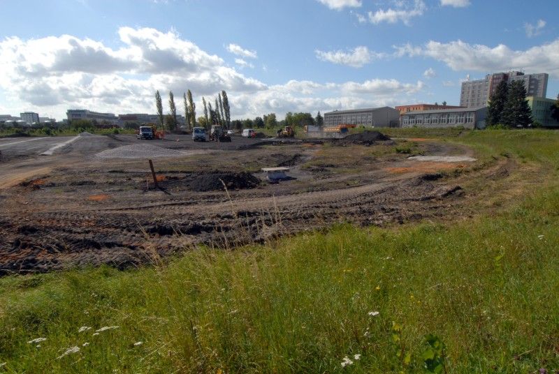 Pokud budou klimatické podmínky nadále příznivé, podaří se firmě SWIETELSKY stavební s.r.o. běžecký ovál s osmi drahami dostavět v polovině listopadu. Takovou informaci dnes (14.9.2011) získal primátor Martin Baxa při návštěvě staveniště ve Skvrňanech, kde vzniká atletický areál. Právě I. etapa počítá s výstavbou čtyři sta metrů dlouhého oválu s tartanovým povrchem. Druhá etapa je ve fázi projektové přípravy a vznikne při ní tribuna se zázemím pro atlety, tunel pro trénování v zimě a parkoviště.

Finanční náklady na I. etapu jsou odhadnuty bezmála na 22,5 milionu korun. Celý areál by měl být dokončen v roce 2013. Město na něj vyčlenilo celkovou částku ve výši 67 milionů korun.