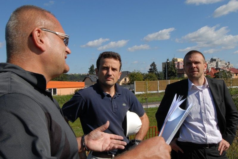 Pokud budou klimatické podmínky nadále příznivé, podaří se firmě SWIETELSKY stavební s.r.o. běžecký ovál s osmi drahami dostavět v polovině listopadu. Takovou informaci dnes (14.9.2011) získal primátor Martin Baxa při návštěvě staveniště ve Skvrňanech, kde vzniká atletický areál. Právě I. etapa počítá s výstavbou čtyři sta metrů dlouhého oválu s tartanovým povrchem. Druhá etapa je ve fázi projektové přípravy a vznikne při ní tribuna se zázemím pro atlety, tunel pro trénování v zimě a parkoviště.

Finanční náklady na I. etapu jsou odhadnuty bezmála na 22,5 milionu korun. Celý areál by měl být dokončen v roce 2013. Město na něj vyčlenilo celkovou částku ve výši 67 milionů korun.