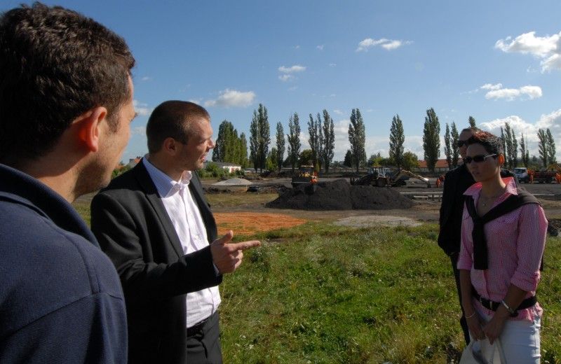 Pokud budou klimatické podmínky nadále příznivé, podaří se firmě SWIETELSKY stavební s.r.o. běžecký ovál s osmi drahami dostavět v polovině listopadu. Takovou informaci dnes (14.9.2011) získal primátor Martin Baxa při návštěvě staveniště ve Skvrňanech, kde vzniká atletický areál. Právě I. etapa počítá s výstavbou čtyři sta metrů dlouhého oválu s tartanovým povrchem. Druhá etapa je ve fázi projektové přípravy a vznikne při ní tribuna se zázemím pro atlety, tunel pro trénování v zimě a parkoviště.

Finanční náklady na I. etapu jsou odhadnuty bezmála na 22,5 milionu korun. Celý areál by měl být dokončen v roce 2013. Město na něj vyčlenilo celkovou částku ve výši 67 milionů korun.