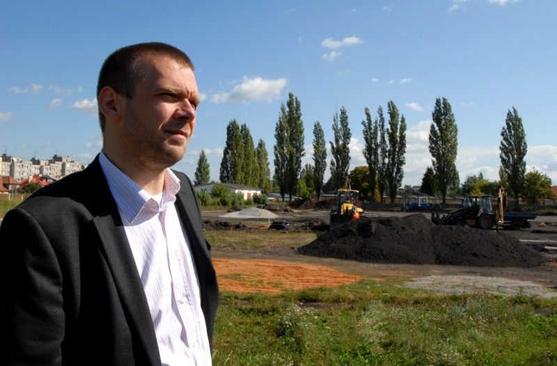 Pokud budou klimatické podmínky nadále příznivé, podaří se firmě SWIETELSKY stavební s.r.o. běžecký ovál s osmi drahami dostavět v polovině listopadu. Takovou informaci dnes (14.9.2011) získal primátor Martin Baxa při návštěvě staveniště ve Skvrňanech, kde vzniká atletický areál. Právě I. etapa počítá s výstavbou čtyři sta metrů dlouhého oválu s tartanovým povrchem. Druhá etapa je ve fázi projektové přípravy a vznikne při ní tribuna se zázemím pro atlety, tunel pro trénování v zimě a parkoviště.

Finanční náklady na I. etapu jsou odhadnuty bezmála na 22,5 milionu korun. Celý areál by měl být dokončen v roce 2013. Město na něj vyčlenilo celkovou částku ve výši 67 milionů korun.