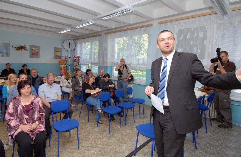 Na plzeňských školách se výuka stále častěji propojuje s moderními technologiemi. Digitální výuka se na plzeňských základních školách stává samozřejmostí. Počet interaktivních  tabulí, které jsou k výuce nezbytné, se oproti loňskému roku zvýšil na více než dvojnásobek. Správa informačních technologií města Plzně letos navíc umožnila školám nákup interaktivních učebnic a odborné vzdělávání pro pedagogické pracovníky. Jedná se o dlouhodobý projekt města Plzně, který je svým rozsahem v České republice ojedinělý.

Ještě před několika roky využívala v Plzni interaktivní tabule jen malá část základních škol. Nyní se s interaktivní výukou setkávají žáci na všech dvaceti šesti základních školách zřizovaných městem. „Minulý rok měly školy k dispozici celkem 57 tabulí, letos k nim přibylo 67 a s pořízením dalších počítáme i v příštím roce,“ uvedl dnes (15.9.2011) Luděk Šantora, ředitel správy informačních technologií, která do nákupu tabulí za dva roky investovala zhruba šest milionů korun. „Navíc jsme letos uvolnili