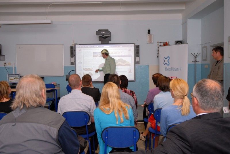 Na plzeňských školách se výuka stále častěji propojuje s moderními technologiemi. Digitální výuka se na plzeňských základních školách stává samozřejmostí. Počet interaktivních  tabulí, které jsou k výuce nezbytné, se oproti loňskému roku zvýšil na více než dvojnásobek. Správa informačních technologií města Plzně letos navíc umožnila školám nákup interaktivních učebnic a odborné vzdělávání pro pedagogické pracovníky. Jedná se o dlouhodobý projekt města Plzně, který je svým rozsahem v České republice ojedinělý.

Ještě před několika roky využívala v Plzni interaktivní tabule jen malá část základních škol. Nyní se s interaktivní výukou setkávají žáci na všech dvaceti šesti základních školách zřizovaných městem. „Minulý rok měly školy k dispozici celkem 57 tabulí, letos k nim přibylo 67 a s pořízením dalších počítáme i v příštím roce,“ uvedl dnes (15.9.2011) Luděk Šantora, ředitel správy informačních technologií, která do nákupu tabulí za dva roky investovala zhruba šest milionů korun. „Navíc jsme letos uvolnili