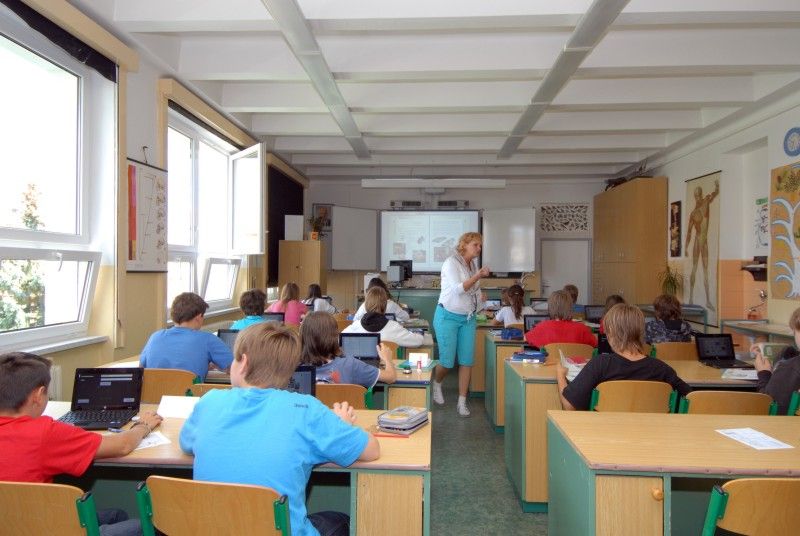Na plzeňských školách se výuka stále častěji propojuje s moderními technologiemi. Digitální výuka se na plzeňských základních školách stává samozřejmostí. Počet interaktivních  tabulí, které jsou k výuce nezbytné, se oproti loňskému roku zvýšil na více než dvojnásobek. Správa informačních technologií města Plzně letos navíc umožnila školám nákup interaktivních učebnic a odborné vzdělávání pro pedagogické pracovníky. Jedná se o dlouhodobý projekt města Plzně, který je svým rozsahem v České republice ojedinělý.

Ještě před několika roky využívala v Plzni interaktivní tabule jen malá část základních škol. Nyní se s interaktivní výukou setkávají žáci na všech dvaceti šesti základních školách zřizovaných městem. „Minulý rok měly školy k dispozici celkem 57 tabulí, letos k nim přibylo 67 a s pořízením dalších počítáme i v příštím roce,“ uvedl dnes (15.9.2011) Luděk Šantora, ředitel správy informačních technologií, která do nákupu tabulí za dva roky investovala zhruba šest milionů korun. „Navíc jsme letos uvolnili
