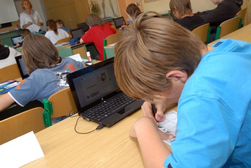 Na plzeňských školách se výuka stále častěji propojuje s moderními technologiemi. Digitální výuka se na plzeňských základních školách stává samozřejmostí. Počet interaktivních  tabulí, které jsou k výuce nezbytné, se oproti loňskému roku zvýšil na více než dvojnásobek. Správa informačních technologií města Plzně letos navíc umožnila školám nákup interaktivních učebnic a odborné vzdělávání pro pedagogické pracovníky. Jedná se o dlouhodobý projekt města Plzně, který je svým rozsahem v České republice ojedinělý.

Ještě před několika roky využívala v Plzni interaktivní tabule jen malá část základních škol. Nyní se s interaktivní výukou setkávají žáci na všech dvaceti šesti základních školách zřizovaných městem. „Minulý rok měly školy k dispozici celkem 57 tabulí, letos k nim přibylo 67 a s pořízením dalších počítáme i v příštím roce,“ uvedl dnes (15.9.2011) Luděk Šantora, ředitel správy informačních technologií, která do nákupu tabulí za dva roky investovala zhruba šest milionů korun. „Navíc jsme letos uvolnili