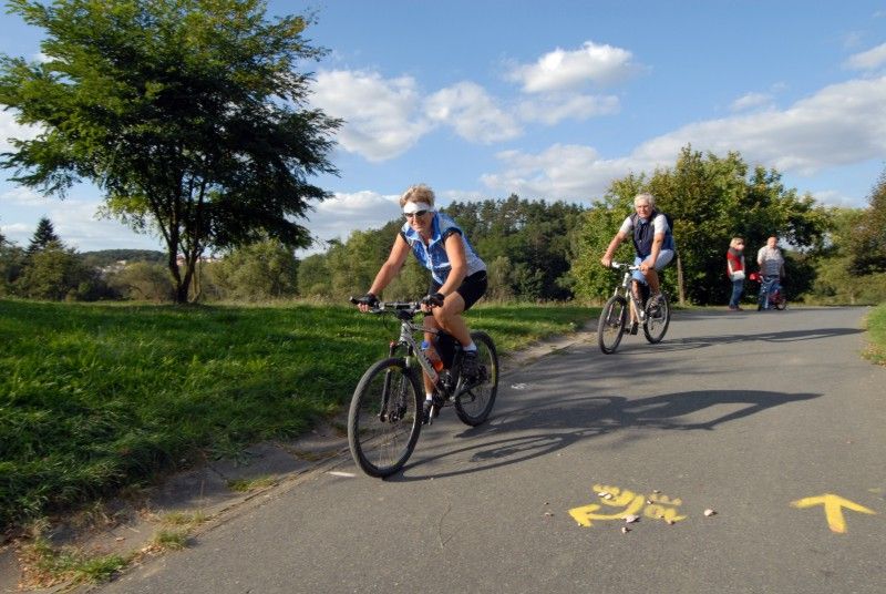 První naučná stezka, která vede podél řeky Úslavy, byla ve čtvrtek 15. září slavnostně otevřena. Cesta je dlouhá přibližně devět kilometrů a začíná nedaleko soutoku Úslavy s Berounkou (u sv. Jiří). Lidé na cestě do Koterova najdou také třináct tabulí se zajímavostmi z oblasti geografie, hydrologie, biologie, historie nebo kultury. Texty sestavil Jan Hajšman, který je zároveň autorem šedesátistránkového průvodce stezkou, jež zájemci získají zdarma v infocentru vedle radnice, na hlavním vlakovém nádraží a v návštěvnickém centru Plzeňského Prazdroje. „Kromě jiného jsou v něm informace o tom, jak místa vypadala před sto lety. A doprovází je i dobové fotografie,“ uvedl Hajšman.

„V příštím roce bychom rádi pokračovali. Věřím, že se nám podobným způsobem podaří připravit i další říční stezku, pravděpodobně to bude podél Mže,“ sdělil Richard Havelka ze Správy veřejného statku města Plzně, která se na přípravě stezky podílela.

„Zpřístupnit říční údolí lidem je naším dlouhodobým cílem. Věřím, že si tato stezka, k