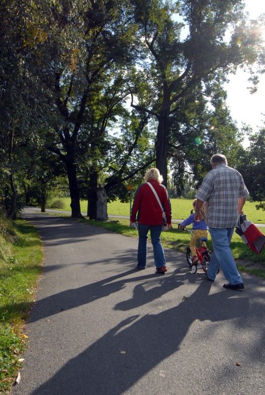 První naučná stezka, která vede podél řeky Úslavy, byla ve čtvrtek 15. září slavnostně otevřena. Cesta je dlouhá přibližně devět kilometrů a začíná nedaleko soutoku Úslavy s Berounkou (u sv. Jiří). Lidé na cestě do Koterova najdou také třináct tabulí se zajímavostmi z oblasti geografie, hydrologie, biologie, historie nebo kultury. Texty sestavil Jan Hajšman, který je zároveň autorem šedesátistránkového průvodce stezkou, jež zájemci získají zdarma v infocentru vedle radnice, na hlavním vlakovém nádraží a v návštěvnickém centru Plzeňského Prazdroje. „Kromě jiného jsou v něm informace o tom, jak místa vypadala před sto lety. A doprovází je i dobové fotografie,“ uvedl Hajšman.

„V příštím roce bychom rádi pokračovali. Věřím, že se nám podobným způsobem podaří připravit i další říční stezku, pravděpodobně to bude podél Mže,“ sdělil Richard Havelka ze Správy veřejného statku města Plzně, která se na přípravě stezky podílela.

„Zpřístupnit říční údolí lidem je naším dlouhodobým cílem. Věřím, že si tato stezka, k