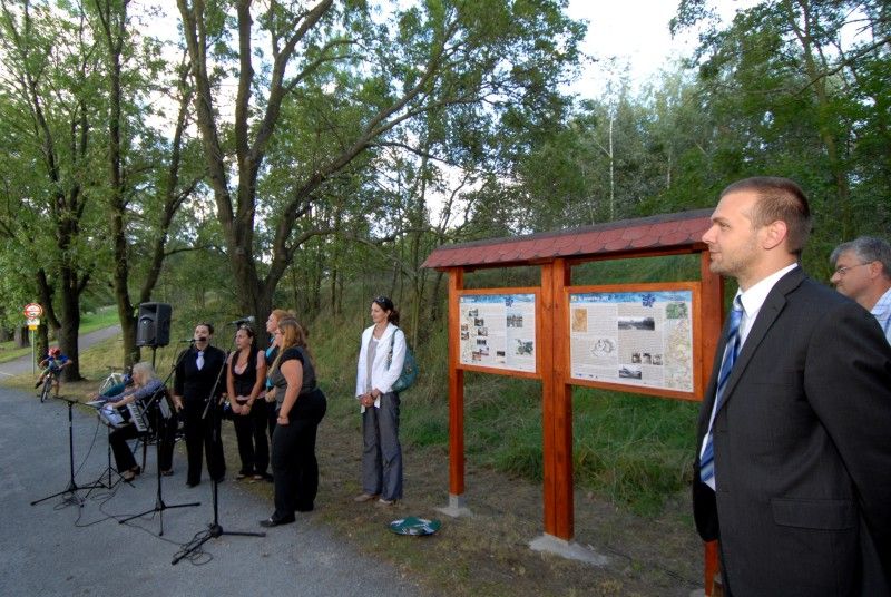 První naučná stezka, která vede podél řeky Úslavy, byla ve čtvrtek 15. září slavnostně otevřena. Cesta je dlouhá přibližně devět kilometrů a začíná nedaleko soutoku Úslavy s Berounkou (u sv. Jiří). Lidé na cestě do Koterova najdou také třináct tabulí se zajímavostmi z oblasti geografie, hydrologie, biologie, historie nebo kultury. Texty sestavil Jan Hajšman, který je zároveň autorem šedesátistránkového průvodce stezkou, jež zájemci získají zdarma v infocentru vedle radnice, na hlavním vlakovém nádraží a v návštěvnickém centru Plzeňského Prazdroje. „Kromě jiného jsou v něm informace o tom, jak místa vypadala před sto lety. A doprovází je i dobové fotografie,“ uvedl Hajšman.

„V příštím roce bychom rádi pokračovali. Věřím, že se nám podobným způsobem podaří připravit i další říční stezku, pravděpodobně to bude podél Mže,“ sdělil Richard Havelka ze Správy veřejného statku města Plzně, která se na přípravě stezky podílela.

„Zpřístupnit říční údolí lidem je naším dlouhodobým cílem. Věřím, že si tato stezka, k