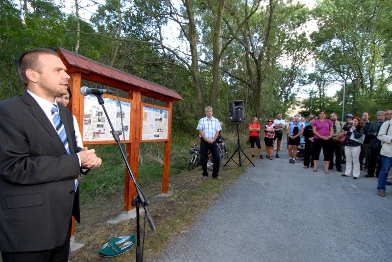 První naučná stezka, která vede podél řeky Úslavy, byla ve čtvrtek 15. září slavnostně otevřena. Cesta je dlouhá přibližně devět kilometrů a začíná nedaleko soutoku Úslavy s Berounkou (u sv. Jiří). Lidé na cestě do Koterova najdou také třináct tabulí se zajímavostmi z oblasti geografie, hydrologie, biologie, historie nebo kultury. Texty sestavil Jan Hajšman, který je zároveň autorem šedesátistránkového průvodce stezkou, jež zájemci získají zdarma v infocentru vedle radnice, na hlavním vlakovém nádraží a v návštěvnickém centru Plzeňského Prazdroje. „Kromě jiného jsou v něm informace o tom, jak místa vypadala před sto lety. A doprovází je i dobové fotografie,“ uvedl Hajšman.

„V příštím roce bychom rádi pokračovali. Věřím, že se nám podobným způsobem podaří připravit i další říční stezku, pravděpodobně to bude podél Mže,“ sdělil Richard Havelka ze Správy veřejného statku města Plzně, která se na přípravě stezky podílela.

„Zpřístupnit říční údolí lidem je naším dlouhodobým cílem. Věřím, že si tato stezka, k