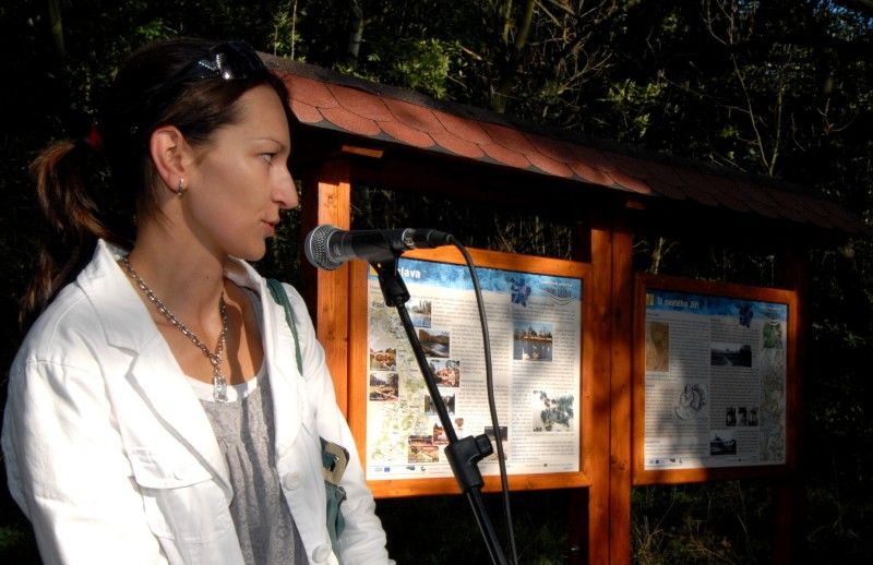 První naučná stezka, která vede podél řeky Úslavy, byla ve čtvrtek 15. září slavnostně otevřena. Cesta je dlouhá přibližně devět kilometrů a začíná nedaleko soutoku Úslavy s Berounkou (u sv. Jiří). Lidé na cestě do Koterova najdou také třináct tabulí se zajímavostmi z oblasti geografie, hydrologie, biologie, historie nebo kultury. Texty sestavil Jan Hajšman, který je zároveň autorem šedesátistránkového průvodce stezkou, jež zájemci získají zdarma v infocentru vedle radnice, na hlavním vlakovém nádraží a v návštěvnickém centru Plzeňského Prazdroje. „Kromě jiného jsou v něm informace o tom, jak místa vypadala před sto lety. A doprovází je i dobové fotografie,“ uvedl Hajšman.

„V příštím roce bychom rádi pokračovali. Věřím, že se nám podobným způsobem podaří připravit i další říční stezku, pravděpodobně to bude podél Mže,“ sdělil Richard Havelka ze Správy veřejného statku města Plzně, která se na přípravě stezky podílela.

„Zpřístupnit říční údolí lidem je naším dlouhodobým cílem. Věřím, že si tato stezka, k