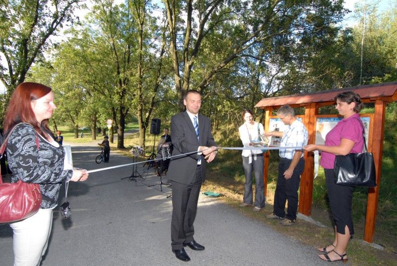 První naučná stezka, která vede podél řeky Úslavy, byla ve čtvrtek 15. září slavnostně otevřena. Cesta je dlouhá přibližně devět kilometrů a začíná nedaleko soutoku Úslavy s Berounkou (u sv. Jiří). Lidé na cestě do Koterova najdou také třináct tabulí se zajímavostmi z oblasti geografie, hydrologie, biologie, historie nebo kultury. Texty sestavil Jan Hajšman, který je zároveň autorem šedesátistránkového průvodce stezkou, jež zájemci získají zdarma v infocentru vedle radnice, na hlavním vlakovém nádraží a v návštěvnickém centru Plzeňského Prazdroje. „Kromě jiného jsou v něm informace o tom, jak místa vypadala před sto lety. A doprovází je i dobové fotografie,“ uvedl Hajšman.

„V příštím roce bychom rádi pokračovali. Věřím, že se nám podobným způsobem podaří připravit i další říční stezku, pravděpodobně to bude podél Mže,“ sdělil Richard Havelka ze Správy veřejného statku města Plzně, která se na přípravě stezky podílela.

„Zpřístupnit říční údolí lidem je naším dlouhodobým cílem. Věřím, že si tato stezka, k