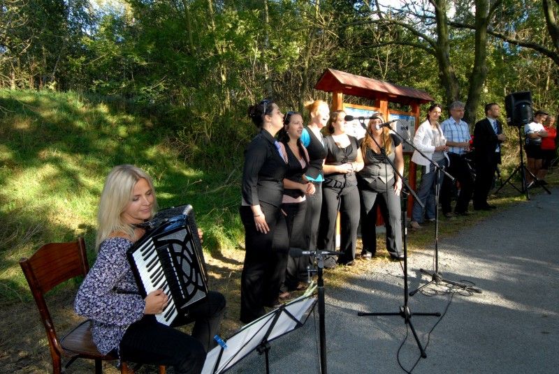 První naučná stezka, která vede podél řeky Úslavy, byla ve čtvrtek 15. září slavnostně otevřena. Cesta je dlouhá přibližně devět kilometrů a začíná nedaleko soutoku Úslavy s Berounkou (u sv. Jiří). Lidé na cestě do Koterova najdou také třináct tabulí se zajímavostmi z oblasti geografie, hydrologie, biologie, historie nebo kultury. Texty sestavil Jan Hajšman, který je zároveň autorem šedesátistránkového průvodce stezkou, jež zájemci získají zdarma v infocentru vedle radnice, na hlavním vlakovém nádraží a v návštěvnickém centru Plzeňského Prazdroje. „Kromě jiného jsou v něm informace o tom, jak místa vypadala před sto lety. A doprovází je i dobové fotografie,“ uvedl Hajšman.

„V příštím roce bychom rádi pokračovali. Věřím, že se nám podobným způsobem podaří připravit i další říční stezku, pravděpodobně to bude podél Mže,“ sdělil Richard Havelka ze Správy veřejného statku města Plzně, která se na přípravě stezky podílela.

„Zpřístupnit říční údolí lidem je naším dlouhodobým cílem. Věřím, že si tato stezka, k